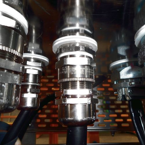 Indirect cable entry, very high safety level. Connection of the Ex connection box to Ex by post-type bushing.